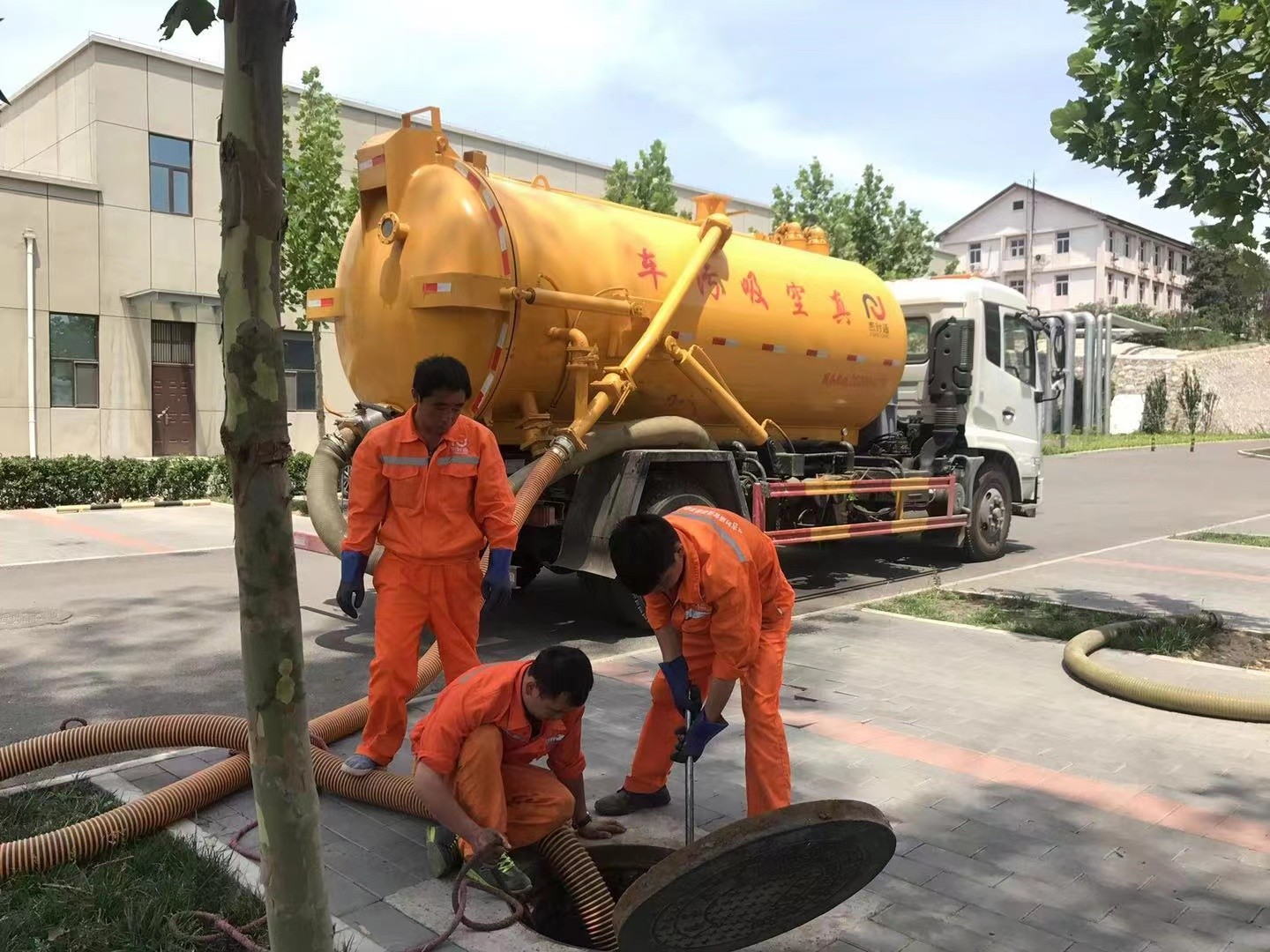 潜山管道疏通车停在窨井附近